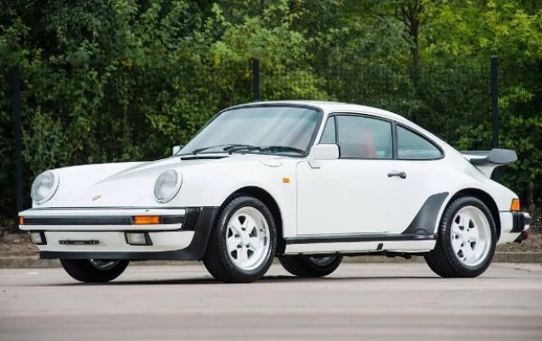 През това десетилетие доминацията преминава към легендарната гама 911. Голяма крачка е направена от първия 911 Turbo през 1974 година. То доставя 260 к.с. , което позволяваше на немския спортен автомобил да достигне 251 км/ч и да ускори от 0 до 100 за 5,2 секунди. Но тази кола е засенчена от 911 Turbo RS с прякор &bdquo;Херберт фон Караян&ldquo;, тъй като я поръчва великият германски диригент, страстен автомобилен фен. Неговият личен автомобил използва състезателно шаси и двигател, форсиращ до 360 коня.